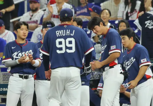 ▲韓國隊在八強賽慘遭多明尼加提前扣倒，球員在場上神情黯然。（圖／美聯社／達志影像）