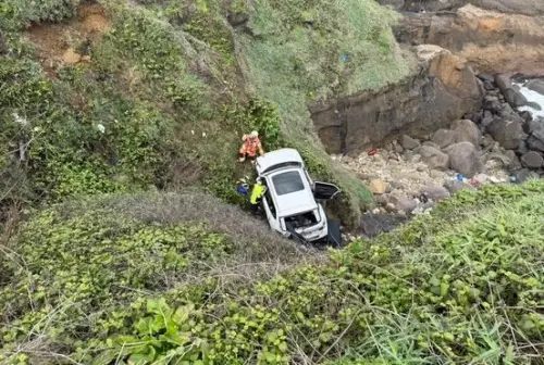 瑞芳轎車墜3層樓高邊坡！車卡岸際險落海　警消出動吊臂救人
