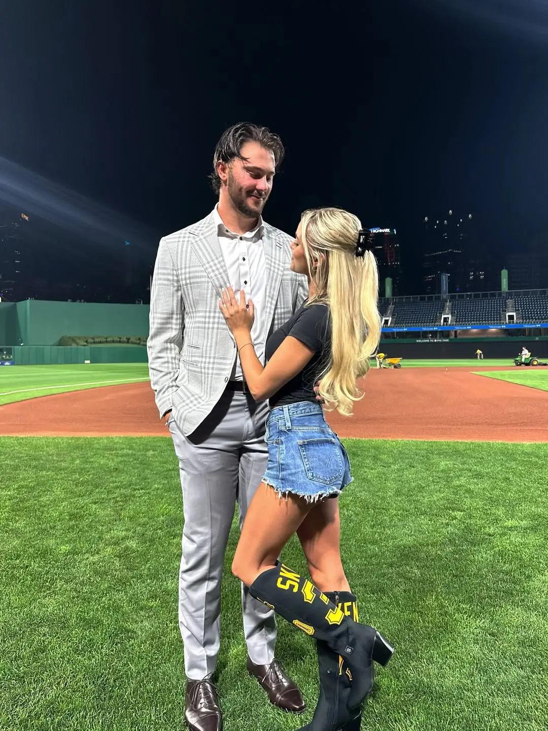 ▲美國隊王牌投手Paul Skenes（左）將先發對決多明尼加，賽前他的體操網紅女友Olivia Dunne（右）也被球迷挖出，IG人氣與亮眼外型引發關注，過去還曾被拍到到球場陪伴訓練，兩人互動甜蜜。（圖／翻攝自Olivia Dunne IG@livvydunne）