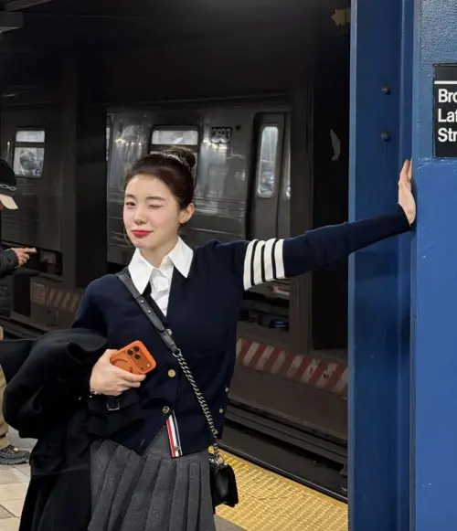 ▲李多慧在紐約地鐵站俏皮擺拍，粉絲除了讚美她的丰采，也好奇搭當地地鐵不是蠻可怕的，怎麼她能如此輕鬆？（圖／摘 IG@le_dahye)
