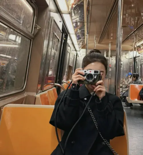 ▲李多慧在紐約地鐵車廂內都能夠拍出這樣的照片，車廂內感覺也不如想像中的混亂。（圖／摘 IG@le_dahye)