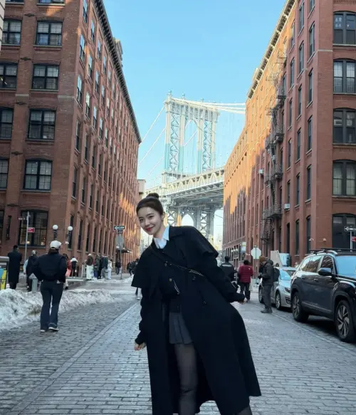 ▲李多慧在紐約街頭的俏麗身影，被讚美像是雜誌的美照。（圖／摘 IG@le_dahye)