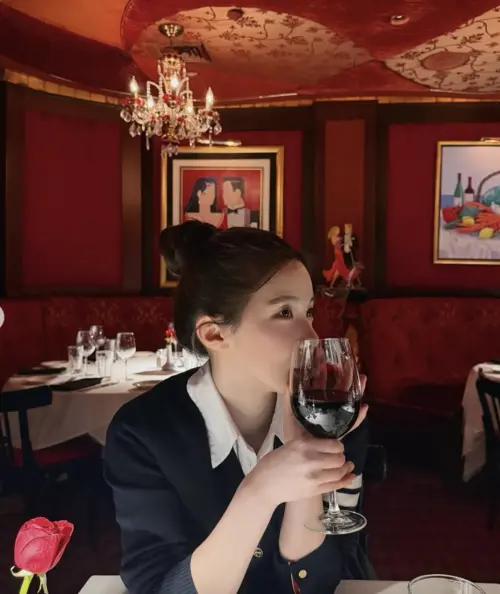 ▲李多慧在紐約的高檔餐廳喝著紅酒。（圖／摘 IG@le_dahye)
