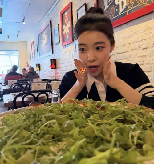 ▲李多慧也能在披薩店對著充滿綠色蔬菜的大披薩露出可愛表情。（圖／摘 IG@le_dahye)