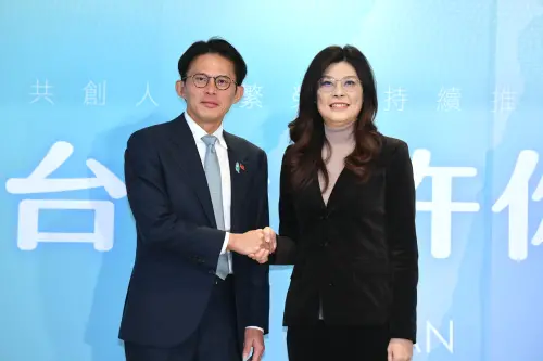 ▲民眾黨主席黃國昌（左）、國民黨主席鄭麗文（右）連袂召開2026共同願景記者會。（圖／記者林柏年攝）