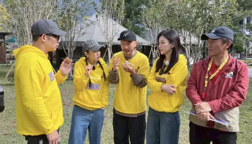 ▲KID（中）及馬力歐（左1）於《綜藝玩很大》同隊對抗屈中恆。（圖／《綜藝玩很大》提供）