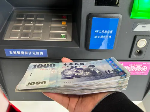 ▲自 3 月 4 日起，勞工即可持勞動保障卡至實體 ATM 進行勞退分紅查詢，即時確認收益是否入帳。除了 ATM，手機下載「勞保局 e 化服務系統」APP 也能隨時掌握專戶動態。（示意圖／記者徐銘穗攝）