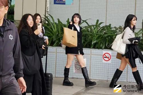 ▲VIVIZ跟在東海、銀赫後面出關，看見粉絲揮手致意。（圖／讀者提供）