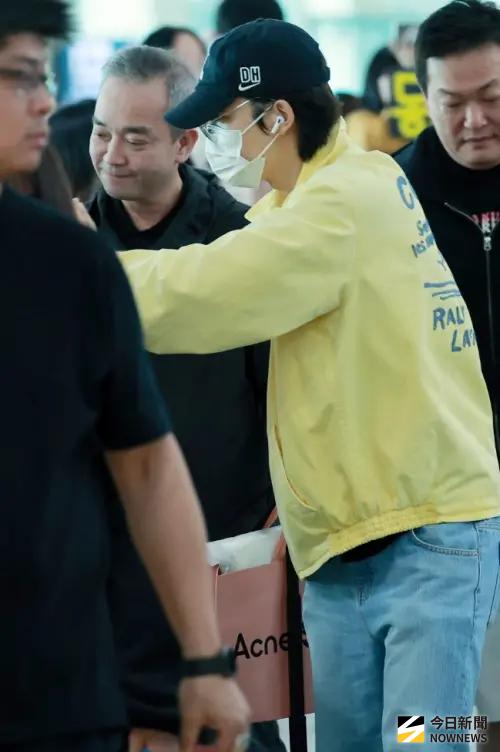 ▲東海走近粉絲收花收信，相當親民。（圖／讀者提供）