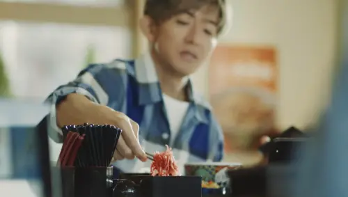 ▲木村拓哉（如圖）擔任食品代言人，拍攝廣告飾演下班吃牛丼的上班族，而私底下的他，吃牛丼喜歡加超多醬，還喜歡加七味粉。（圖／翻攝自吉野家公式YouTubeチャンネル）