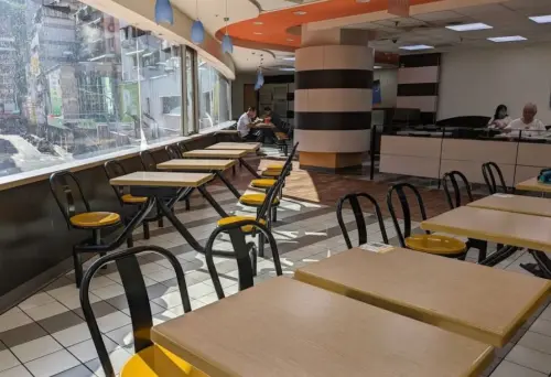 ▲麥當勞景美店還是保有以前的裝潢風格，圓黃色的椅子以及木桌，令人懷念。（圖/Threads）