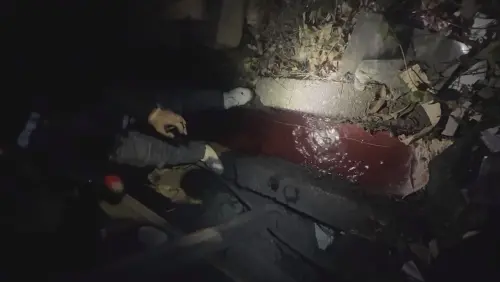 ▲深夜染紅溪流宛如恐怖片！新北稽查人員獲報後沿線追查污染水流，驚見含有屠宰福伯食品血水的廢水直接引導至未核准放流口排除，造成中港南路溪染紅污染。（圖／新北環保局提供）