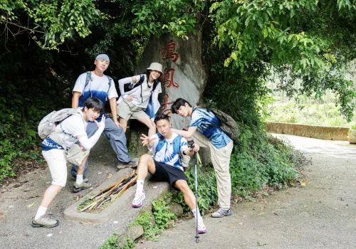 ▲南優賢、彭小刀、金荷娜、李濬榮及肌肉山山邁入苗栗鳴鳳古道。（圖／客家電視台提供）