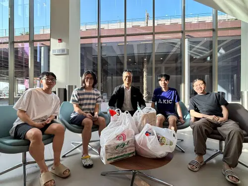 ▲駐科威特代表處準備罐頭、吐司等物資，提供學生即時補給。（圖／Taiwan in Kuwait臉書）