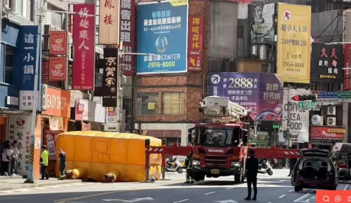 板橋鬧區驚險一幕！女子坐遮雨棚「看風景」　警消急鋪氣墊救援
