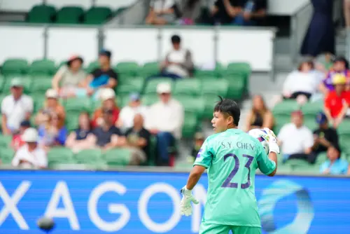 ▲臨危受命上陣的第三門將程思瑜（圖），不僅多次擋下中國隊的猛攻，更在延長賽神勇撲出12碼罰球，表現震撼全場。（圖／中華足協提供）