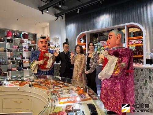 ▲老虎城米蘭站今日開幕，為討來好彩頭，請來財神爺熱場及分灑喜糖，（圖／記者金武鳳攝，2026.3.14)