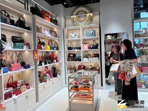 ▲打扮時尚的貴婦及美眉，面對琳瑯滿目名牌包與精品，大多抵擋不了誘惑動起手來挑選。(圖／記者金武鳳攝，2026.3.14)