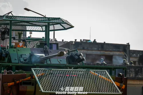 「地表最強戰車」M1A2T首度下基地演練　雲豹甲車反無人柵欄曝光