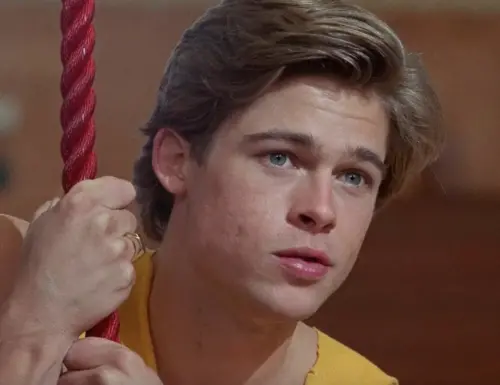 ▲36年前的布萊德彼特還是沒名氣的小鮮肉，慘遭女友拋棄，敗給當紅樂團的主唱。（圖／摘自IMDb）