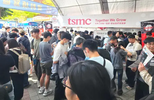 ▲中山大學舉辦2026年高屏地區就業博覽會，半導體祭230萬年薪搶人才，吸引許多青年朋友踴躍到場應徵。(圖／中山大學提供)