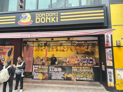▲雖然台灣 DON DON DONKI 不用「認顏色」，但店鋪引進了日本直送生鮮水果與現烤地瓜、和牛串等熟食攤位，讓民眾在台灣也能享受媲美 MEGA 店的豐富購物體驗。（圖／翻攝自Google評價）