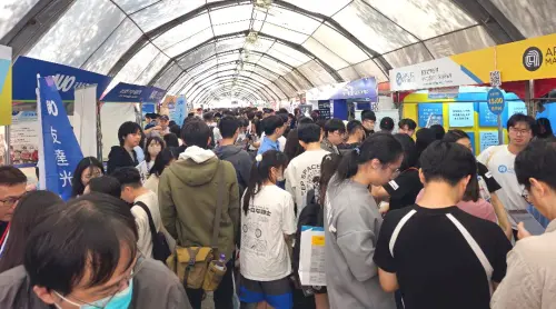 ▲中山大學舉辦2026年高屏地區就業博覽會，半導體祭230萬年薪搶人才。(圖／中山大學提供)