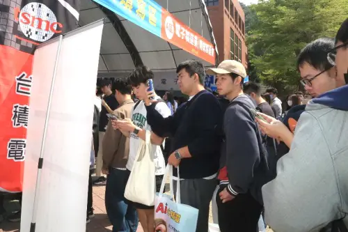 ▲中山大學舉辦2026年高屏地區就業博覽會，吸引許多青年朋友踴躍到場應徵。(圖／中山大學提供)