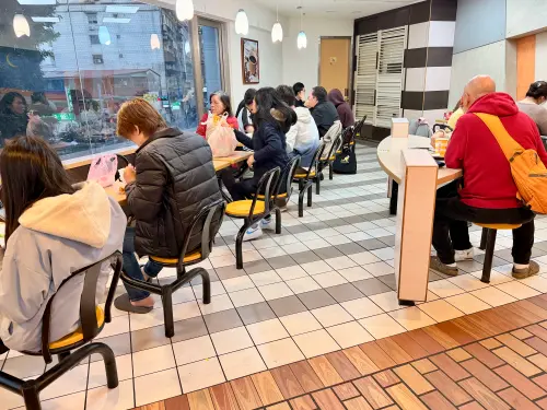 ▲麥當勞景美店還是保有以前的裝潢風格，圓黃色的椅子以及木桌，令人懷念。（圖／記者黃韻文攝）