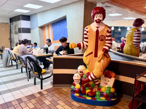 ▲麥當勞景美店是目前少數還保有「麥當勞叔叔」擺設的門市。（圖／記者黃韻文攝）