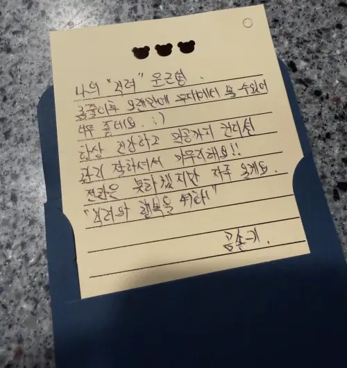 ▲文瑾瑩對抗病魔康復後，首次演出舞台劇，粉絲親手寫信支持偶像。（圖／Moons IG@aka_moons）