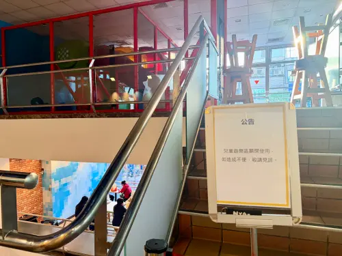 ▲麥當勞永和店的遊戲區還未拆除，但已停止開放。（圖／記者黃韻文攝）