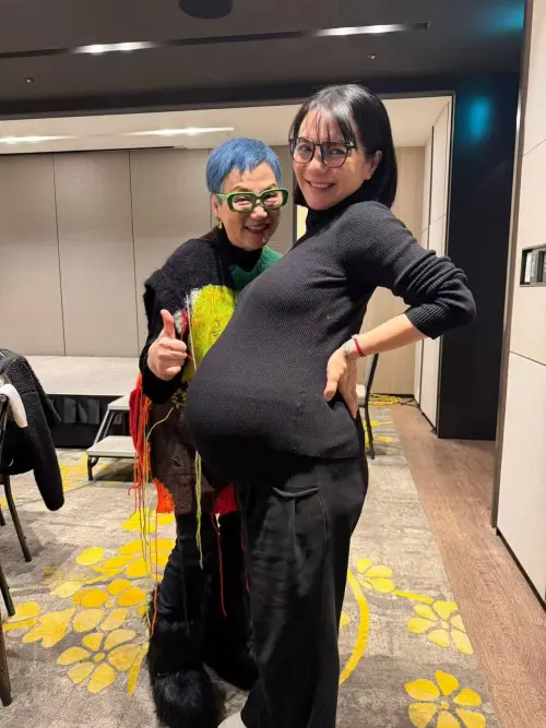 ▲48歲的少女隊成員王思涵（右）懷孕了，挺著孕肚和張小燕（左）相聚，同框合照。（圖／翻攝自李之勤臉書）