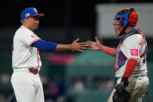 ▲迪亞茲（Edwin Díaz）與馬唐納多（Martín Maldonado）握手。（圖／美聯社／達志影像）