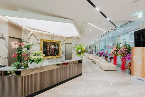 ▲院內規劃寬敞明亮的候診空間與完善檢查動線，讓民眾在安心舒適的星級環境中完成檢查與治療。（圖／業者提供）