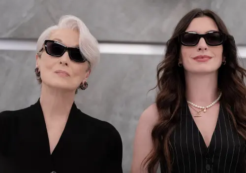 ▲梅莉史翠普（左）與安海瑟薇（右）又回歸主演《穿著PRADA惡魔2》，首集的人馬卻沒有都回來。（圖／摘自IMDb）