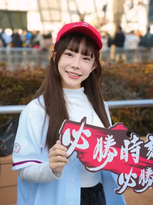 ▲▼巫苡萱於台韓之戰當天坐在「敵營」，身邊都是韓國球迷，只能默默加油。（圖／巫苡萱 Ava Wu臉書）