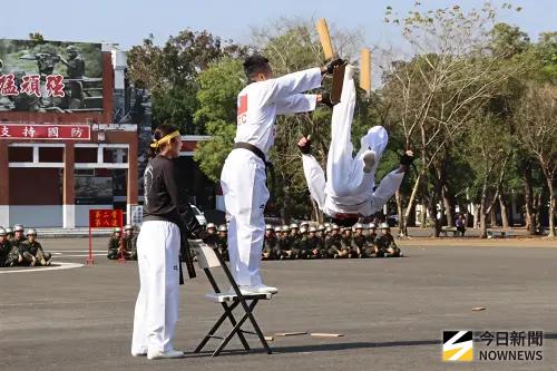 ▲陸戰隊莒拳隊員實施跳躍擊破操演。（圖／記者莊全成攝，2026.03.14）