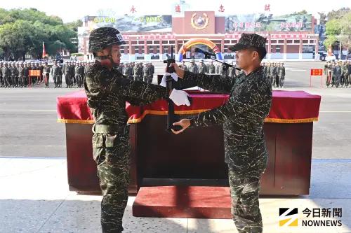 ▲上校指揮官余奎麟（右）主持授槍儀式，象徵新兵肩負守護家園使命。（圖／記者莊全成攝，2026.03.14）