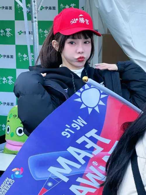 ▲▼巫苡萱於台韓之戰當天坐在「敵營」，身邊都是韓國球迷，只能默默加油。（圖／巫苡萱 Ava Wu臉書）