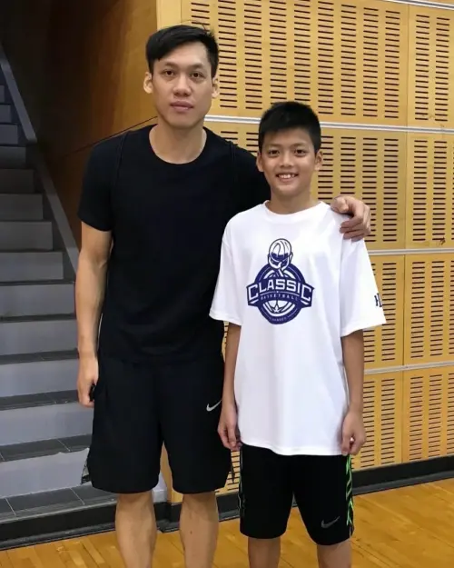 ▲葉惟捷小時候與林志傑合照。（圖／PLG提供）