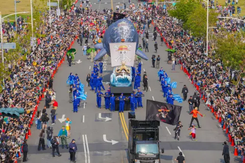 ▲巨鯨拉布緊接在梅利號之後，移動的巨鯨拉布是全球唯一的拉布充氣裝置。（圖／Netflix提供）