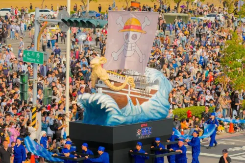 ▲草帽海賊團的經典船隻黃金梅利號率先登場，在梅利號周圍更有著拍打的海浪與梅利號一同前行。（圖／Netflix提供）