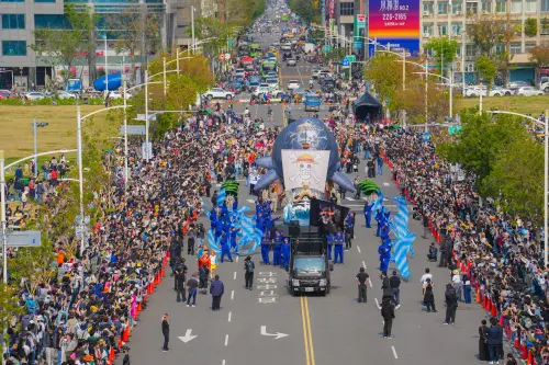 媽祖護航　草帽海賊團降臨高雄港　逾8萬人朝聖
