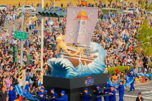 ▲Netflix《航海王》第2季「媽祖護航！草帽海賊大遊行」萬人簇擁梅利號場面壯觀。（圖／Netflix提供）