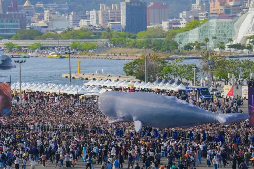 ▲Netflix《航海王》第2季「媽祖護航！草帽海賊大遊行」巨鯨拉布登入高雄港灣。（圖／Netflix提供）