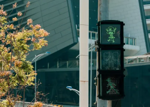 ▲「喬巴主題行人號誌燈」遍佈高雄街口，提醒行人應留意來往車輛。（圖／Netflix提供）