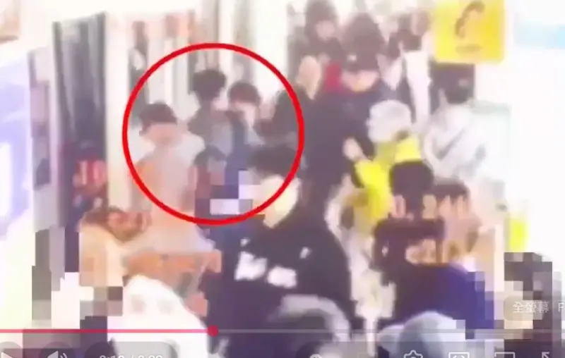 忠孝復興站全武行！翹腳男惹怒乘客遭推下車　2男車門口爆拉扯