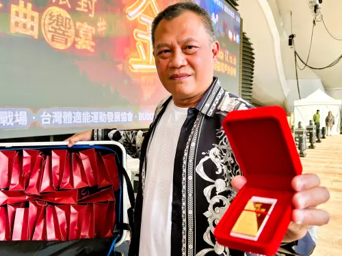 ▲董事長陳尚義在現場贈送年資達到十年的員工，每個人各得一兩黃金，按照市價，在春酒現場一共發出一千兩百六十萬元。（圖／資柏文健康事業提供）