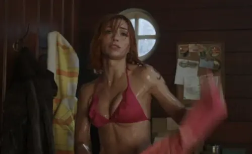 《航海王》真人娜美身材太狂！艾蜜莉路德低溫拍戲堅持穿迷你裙